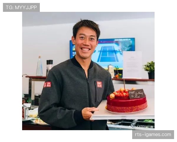 赛事组委会为过生日球员准备蛋糕，现场唱响生日歌